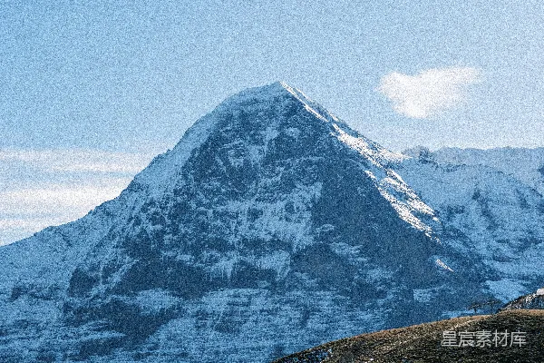 高清摄影 雪覆盖的山峰在晴朗的蓝天之下