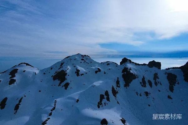 高清摄影 一座覆盖着积雪的山在蓝天之下