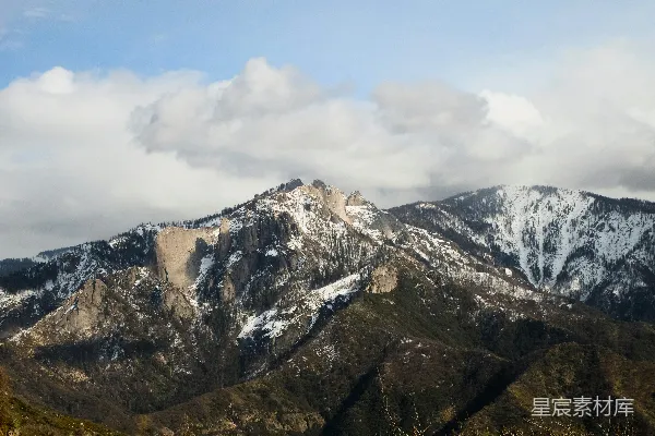 高清摄影 云层下的雪山