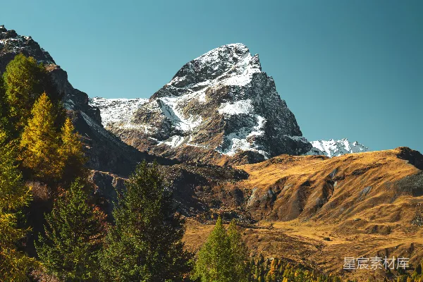 高清摄影 雪顶的山峰笼罩在秋天的森林之上