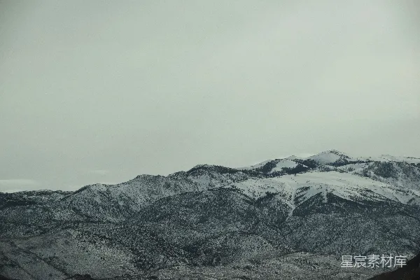 高清摄影 雪峰在多云的天空下绵延。