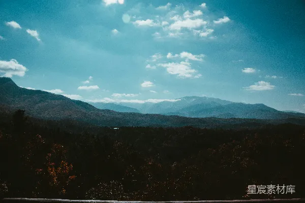 高清摄影 一座山脉的景色，天空中有云。