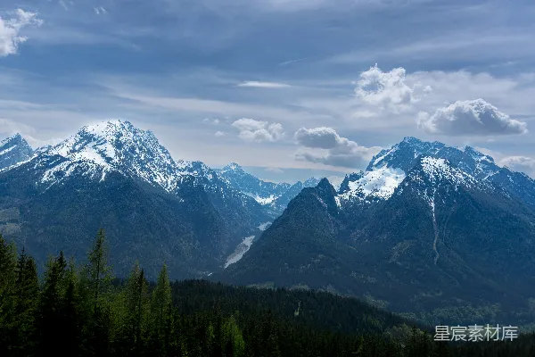 高清摄影 一座山脉，远处白雪覆盖的山峰