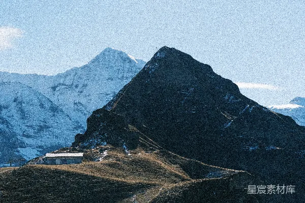 高清摄影 一座小房子坐落在草地上的一座山脊上。