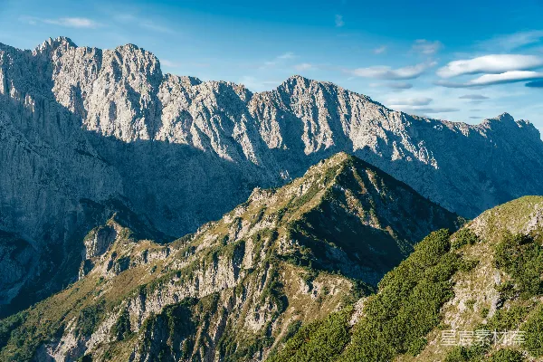 高清摄影 连绵的山峰在湛蓝的天空下显得格外峭拔。
