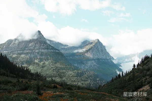 高清摄影 一片云雾缭绕的山脉风景