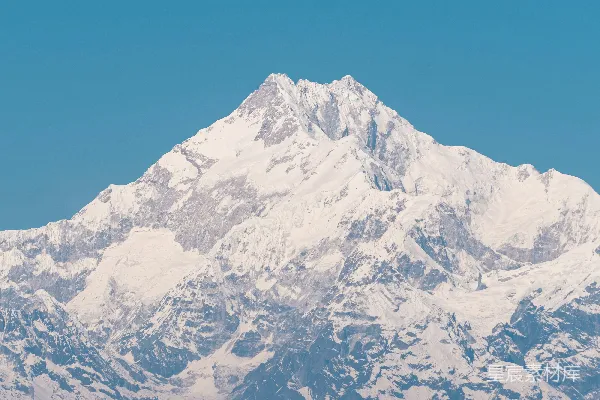 高清摄影 白雪覆盖的山峰映衬在清澈的蓝天之下。