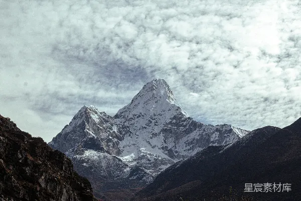 高清摄影 云层下的雪山峰顶