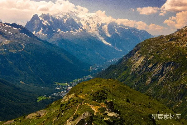 高清摄影 白天，人们在绿色的山上徒步旅行。
