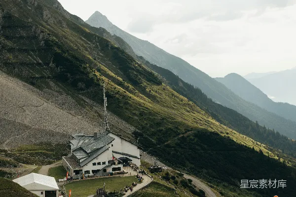 高清摄影 陡峭的青山上的一间山间小屋。