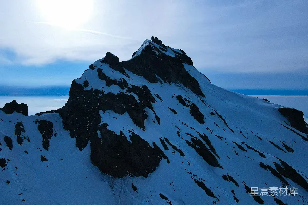 高清摄影 一座被雪覆盖的山在蓝天之下