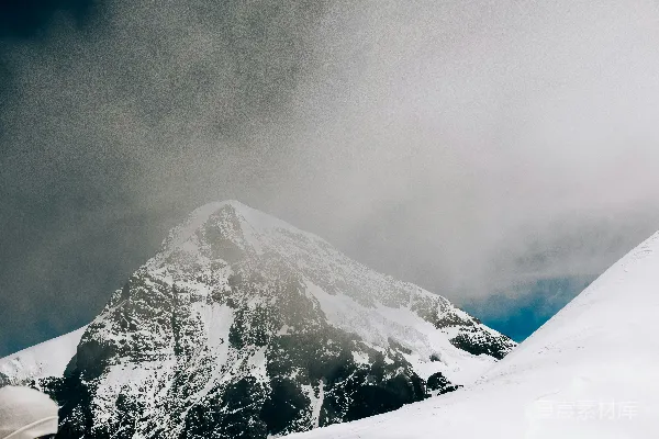 高清摄影 云层笼罩下的积雪山峰