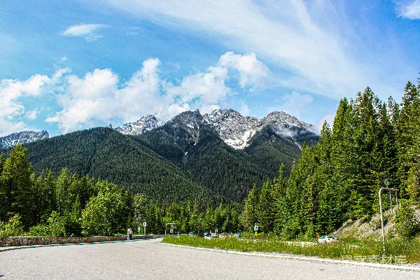 高清摄影 一条路上看到的山脉景色