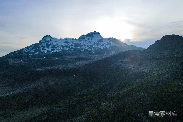 高清摄影 一座山顶覆盖着积雪的山脉