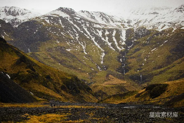 高清摄影 连绵的山峰覆盖着积雪和草地