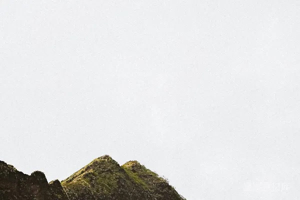 高清摄影 在广阔的白色天空下，绿意盎然的山峦。