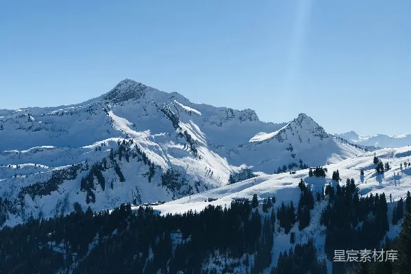 高清摄影 白天被雪覆盖的山峰