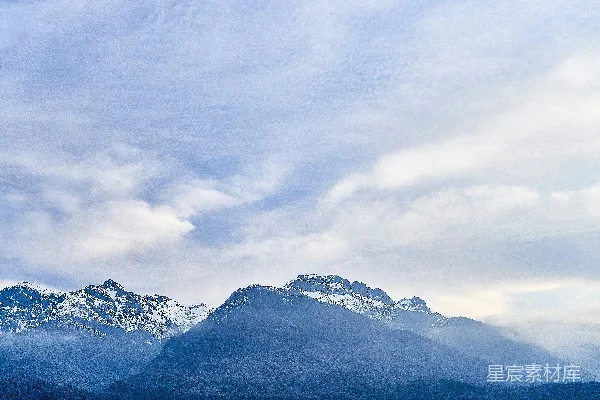 高清摄影 一座覆盖着雪的山
