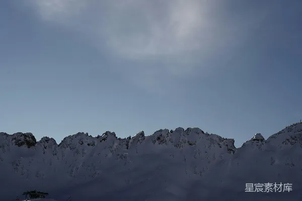高清摄影 一座覆盖着白雪的山峰在蓝天的映衬下。