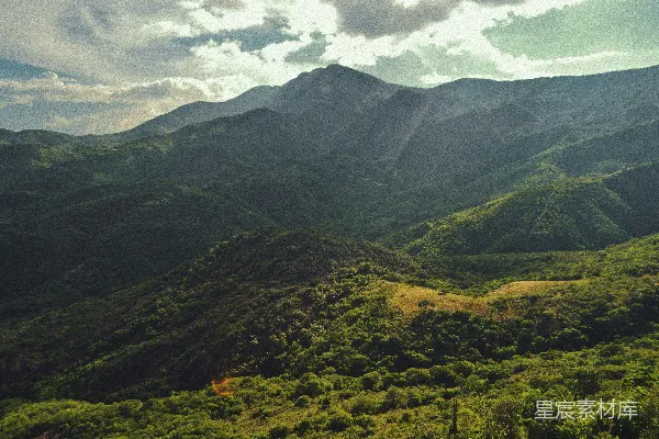 高清摄影 连绵山脉上的风景，绿树成荫。