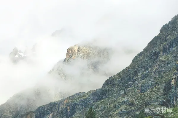 高清摄影 雾蒙蒙的山峰笼罩在云雾中