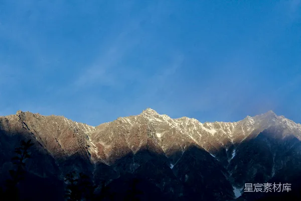 高清摄影 白天晴朗的蓝天下的积雪覆盖的山