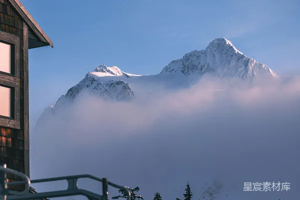 高清摄影 雪山的峰顶穿过云层。