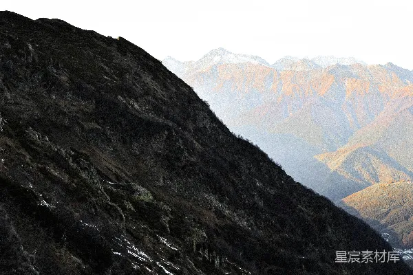 高清摄影 白天，白云下的青山绿水