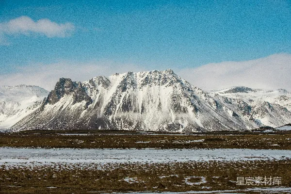 高清摄影 一座雪山连绵，背景是蓝天。