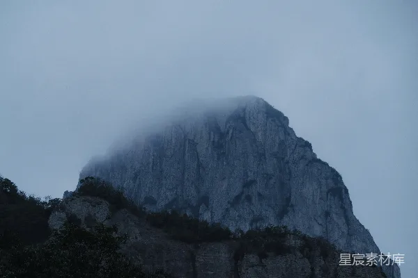 高清摄影 一座非常高的山峰上飘着很低的云。