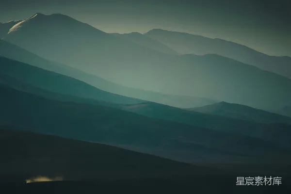 高清摄影 山峦上笼罩着一层淡蓝色的雾气。