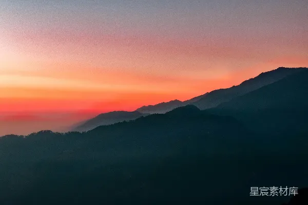 高清摄影 太阳正落在这连绵的山脉之上。