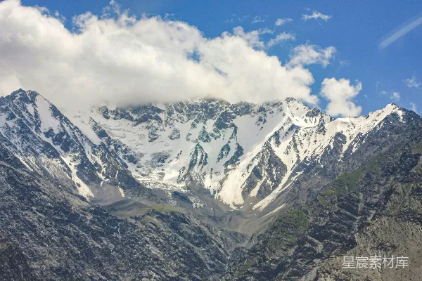 高清摄影 云雾缭绕的蓝天下的雪山
