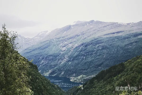 高清摄影 一座山谷的景色，背景是山脉。