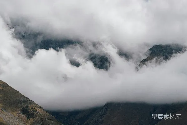 高清摄影 雾气弥漫的云层遮掩了山峰。