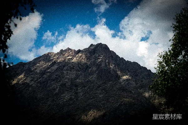 高清摄影 阳光在蓝天照耀下的崎岖山峰上闪耀。
