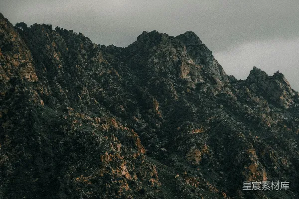 高清摄影 一座非常高大的山峰，天空中云雾缭绕。