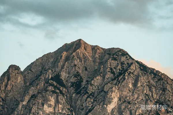 高清摄影 云层低垂下的巍峨山峰