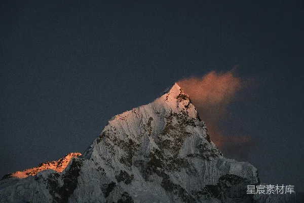 高清摄影 白雪覆盖的山峰在金色的夕阳光辉下闪耀。