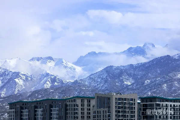 高清摄影 一座城市的景象，背景中有山脉。