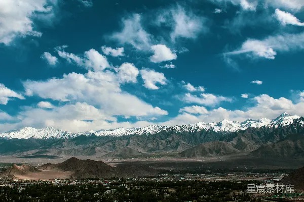 高清摄影 一座山脉的景色，背景是白雪覆盖的山峰。