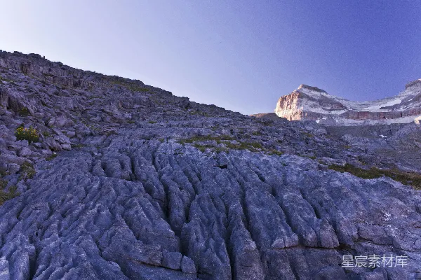 高清摄影 岩石山坡，背景是山。