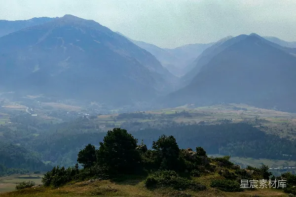 高清摄影 一片丘陵和树木的风景