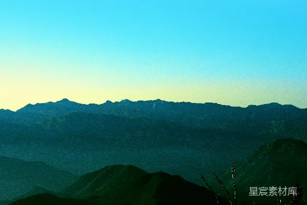 高清摄影 远处的山峰在清澈的渐变天空下。