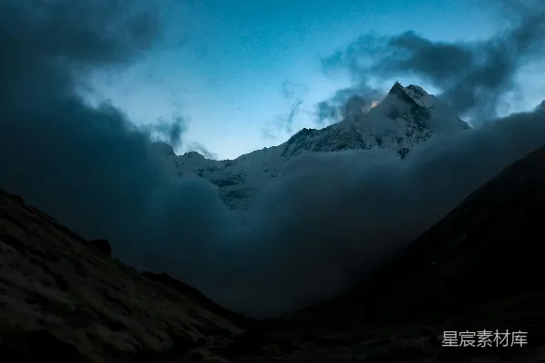 高清摄影 一座被云雾笼罩的山