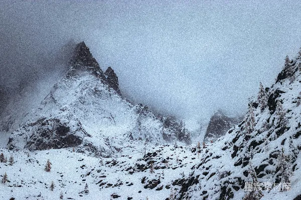 高清摄影 积雪覆盖的山峰和多云的天空