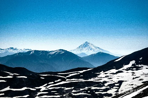 高清摄影 白天，蓝天下的积雪覆盖的山峰