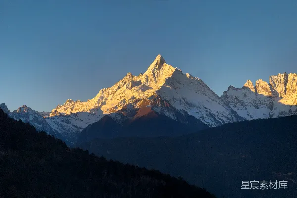 高清摄影 雪山峰顶沐浴在金色阳光中