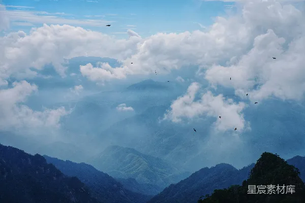高清摄影 一座山峰在云雾缭绕的天空下