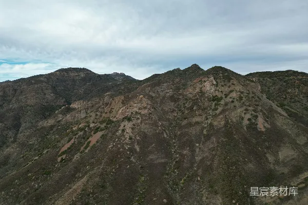 高清摄影 从山顶俯瞰山脉的景象